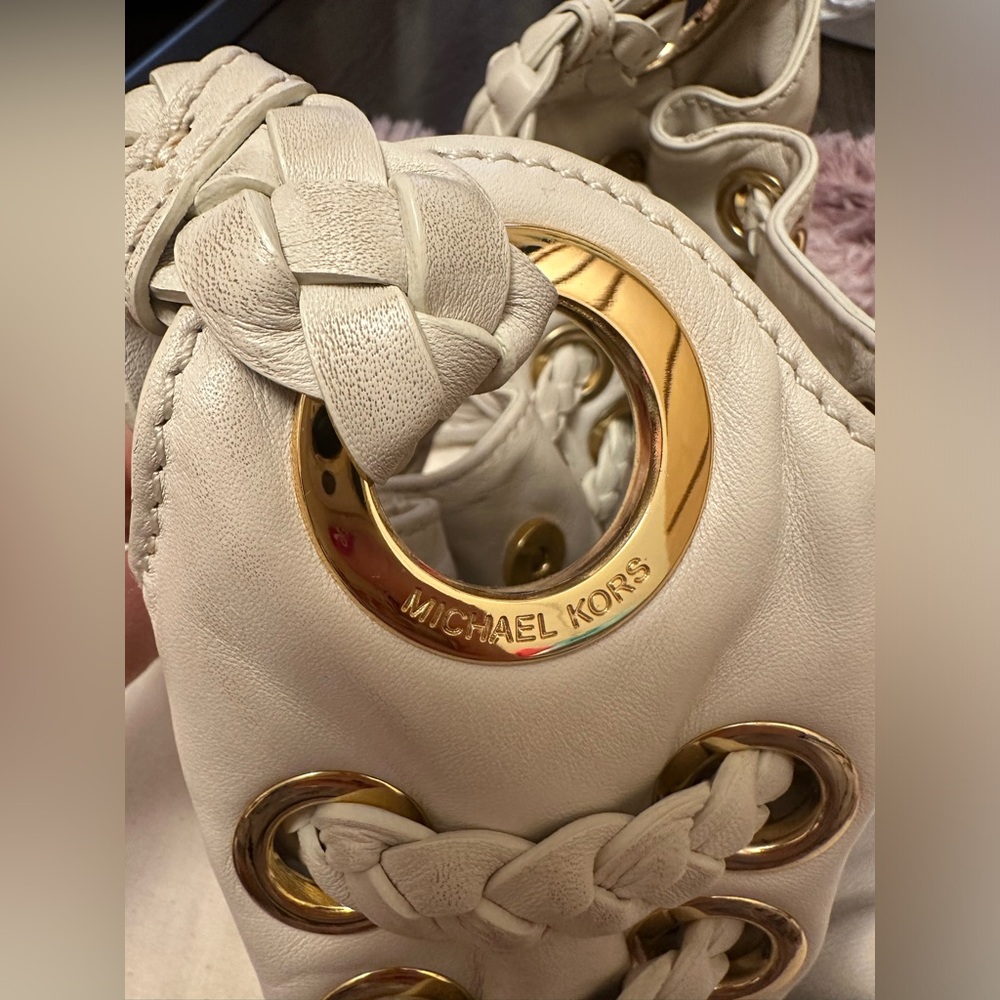 Stylish White Leather Handbag - Picture 2 of 13